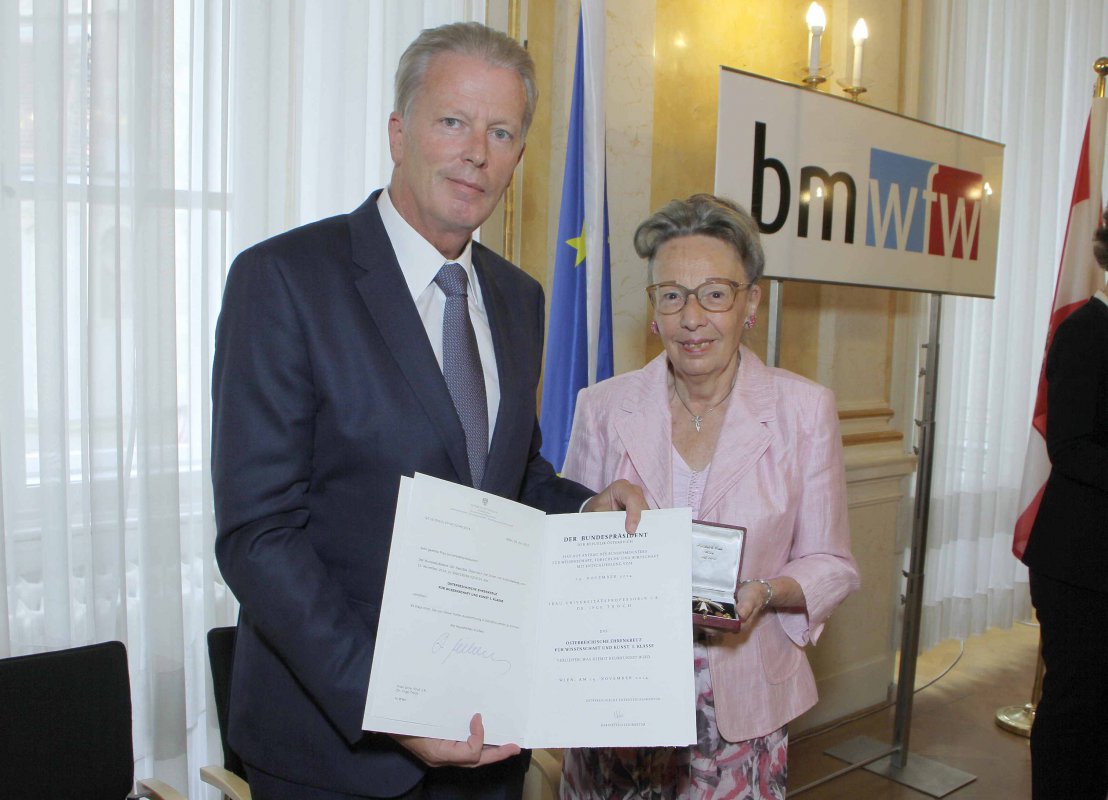 Vizekanzler  Reinhold Mitterlehner überreichte das Ehrenkreuz an Superintendentialkuratorin Inge Troch.
