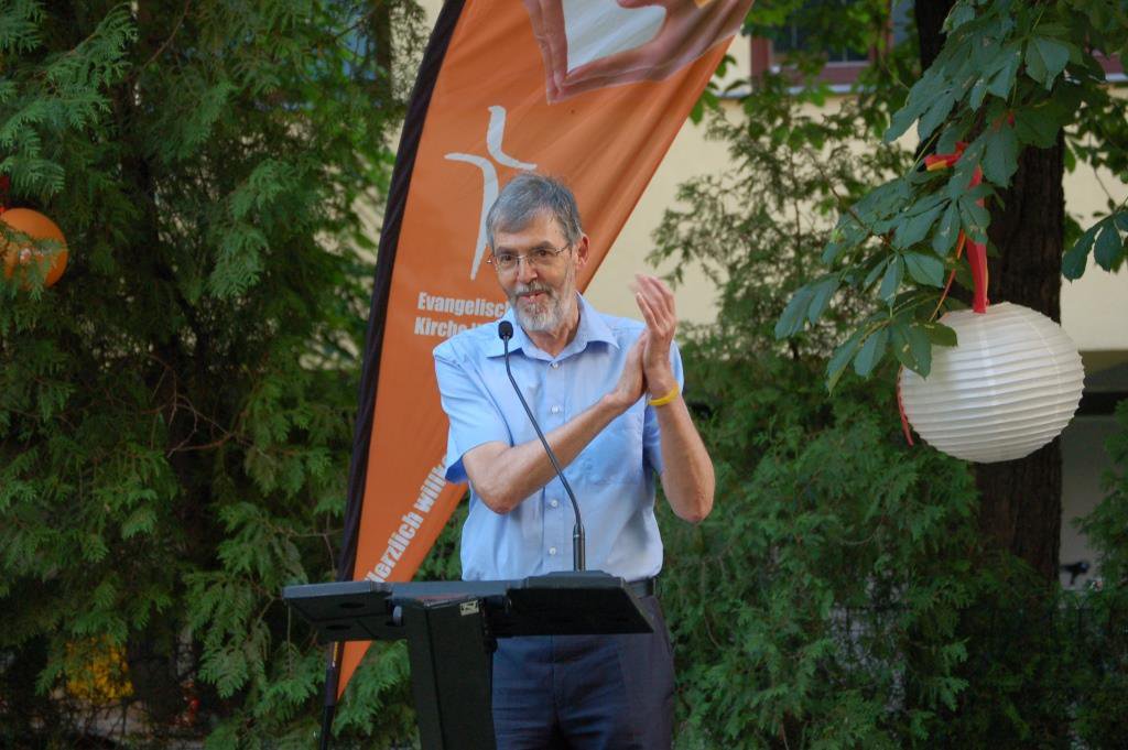 Superintendent Hansjörg Lein begrüßt die Gäste.
