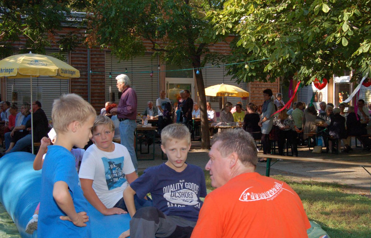 Rund 140 Gäste zog es zum Herbstfest in den Garten der Superintendentur.
