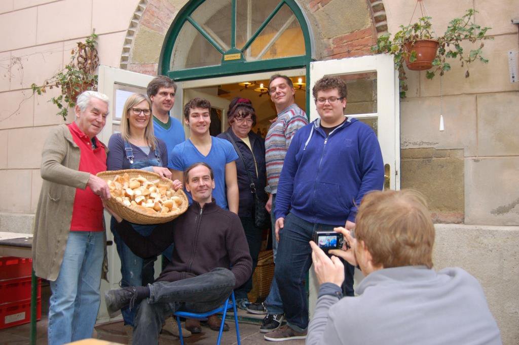 Uwe Mauch (fotografierend) lernte im Jänner 2014 das "s'Häferl", Norbert Karvanek (sitzend) und sein Team kennen.