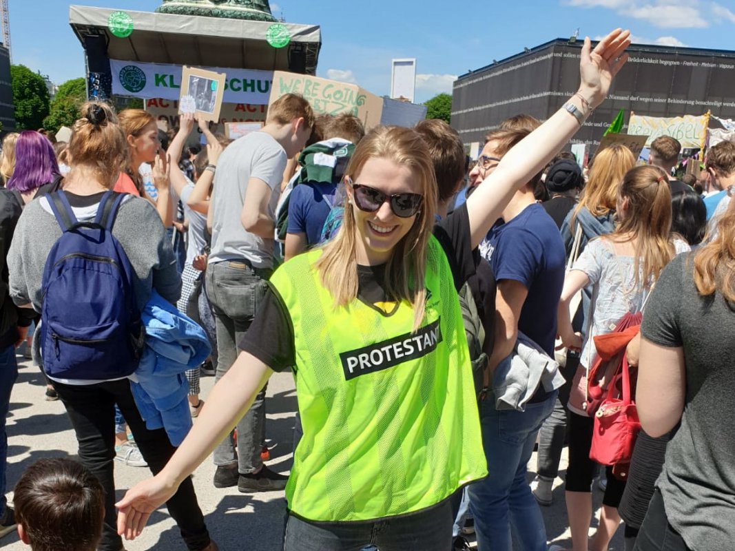 Aufstehen gegen den Klimawandel! An dem Treffpunkt am 27.9. werden Spruchwesten verteilt. Foto: EJW-Archiv Aufstehen gegen den Klimawandel! An dem Treffpunkt am 27.9. werden Spruchwesten verteilt. Foto: EJW-Archiv
