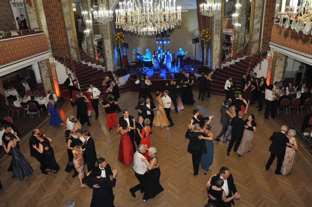 Über 350 Gäste kamen zum Evangelischen Frühlingsball 2019 ins Parkhotel Schönbrunn. Über 350 Gäste kamen zum Evangelischen Frühlingsball 2019 ins Parkhotel Schönbrunn.
