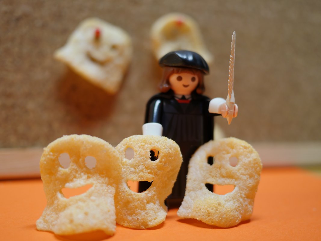 Am 31. Oktober nicht schrecken lassen von umherstreunenden Monstern! Martin Luther hat vor 502 Jahren gezeigt, wie er seine "Höllenangst" auf den Grund ging. Am 31. Oktober nicht schrecken lassen von umherstreunenden Monstern! Martin Luther hat vor 502 Jahren gezeigt, wie er seine "Höllenangst" auf den Grund ging. Zu sehen: Martin Luther-Playmobil-Figur umgeben von essbaren Gespenster-Chips.