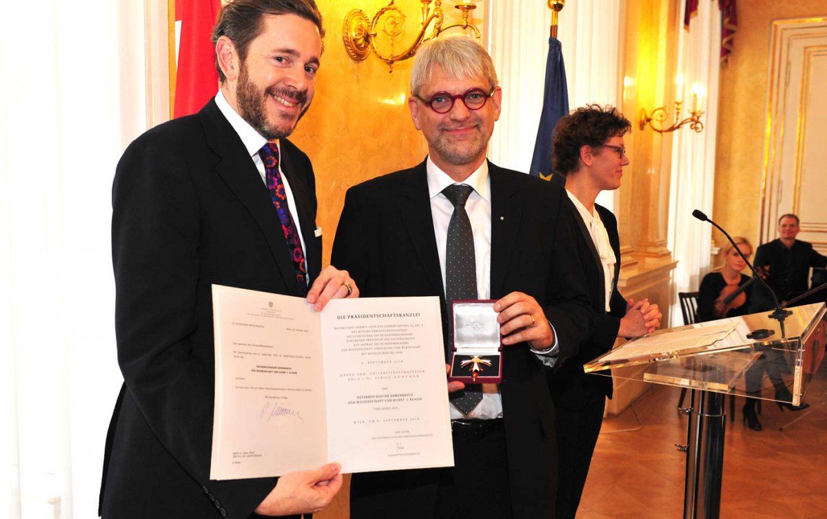 Das Ehrenkreuz für Wissenschaft und Kunst I. Klasse erhielt Prof. Ulrich Körtner am 15. November im Wissenschaftsministerium in Wien. Im Bild: Körtner mit Staatssekretär Harald Mahrer, der die Auszeichnung im Namen der Republik Österreich verliehen hat. F Das Ehrenkreuz für Wissenschaft und Kunst I. Klasse erhielt Prof. Ulrich Körtner am 15. November im Wissenschaftsministerium in Wien. Im Bild: Körtner mit Staatssekretär Harald Mahrer, der die Auszeichnung im Namen der Republik Österreich verliehen hat. F