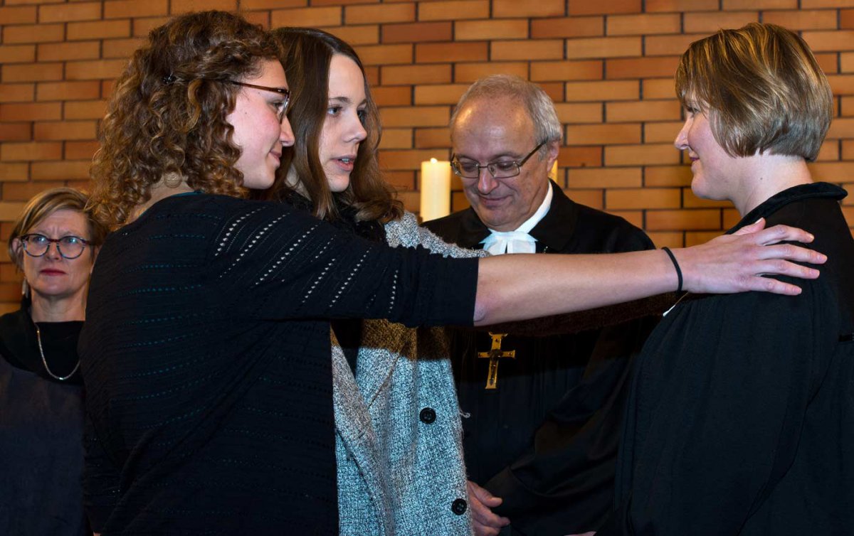 Segenswünsche für die neue Jugendpfarrerin Petra Grünfelder (re.), hier durch die Delegierten der Evangelischen Jugend H.B. Alice Neugebauer und Milena Heussler. Im Hintergrund Oberkirchenrätin Gerhild Herrgesell und Bischof Michael Bünker. Foto: EJÖ/Hoff