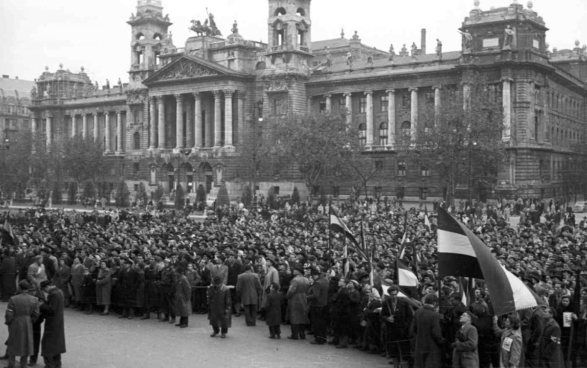 Tausende Menschen flüchteten während des „Ungarnaufstands“ nach Österreich, darunter auch viele Evangelische. Im Bild: Demonstranten vor dem Ethnographischen Museum in Budapest 1956. (Foto: Wikipedia/Nagy Gyula) Tausende Menschen flüchteten während des „Ungarnaufstands“ nach Österreich, darunter auch viele Evangelische. Im Bild: Demonstranten vor dem Ethnographischen Museum in Budapest 1956. (Foto: Wikipedia/Nagy Gyula)