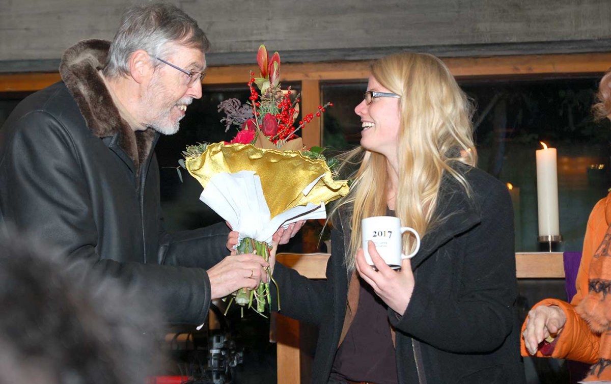Blumen für die Herausgeberin: Superintendent Hansjörg Lein mit Martina Schomaker-Engemann. Foto: Engemann Blumen für die Herausgeberin: Superintendent Hansjörg Lein mit Martina Schomaker-Engemann. Foto: Engemann