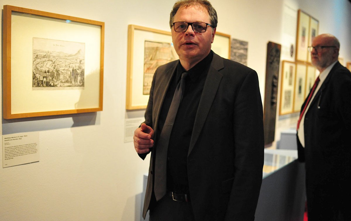 Kirchenhistoriker Rudolf Leeb vor einem Bild, das das „Auslaufen“ der Wiener zu den evangelischen Gottesdiensten außerhalb der Stadtmauern zeigt. Im Hintergrund Ministerialrat Karl Schwarz. Foto: epd/Uschmann Kirchenhistoriker Rudolf Leeb vor einem Bild, das das „Auslaufen“ der Wiener zu den evangelischen Gottesdiensten außerhalb der Stadtmauern zeigt. Im Hintergrund Ministerialrat Karl Schwarz. Foto: epd/Uschmann
