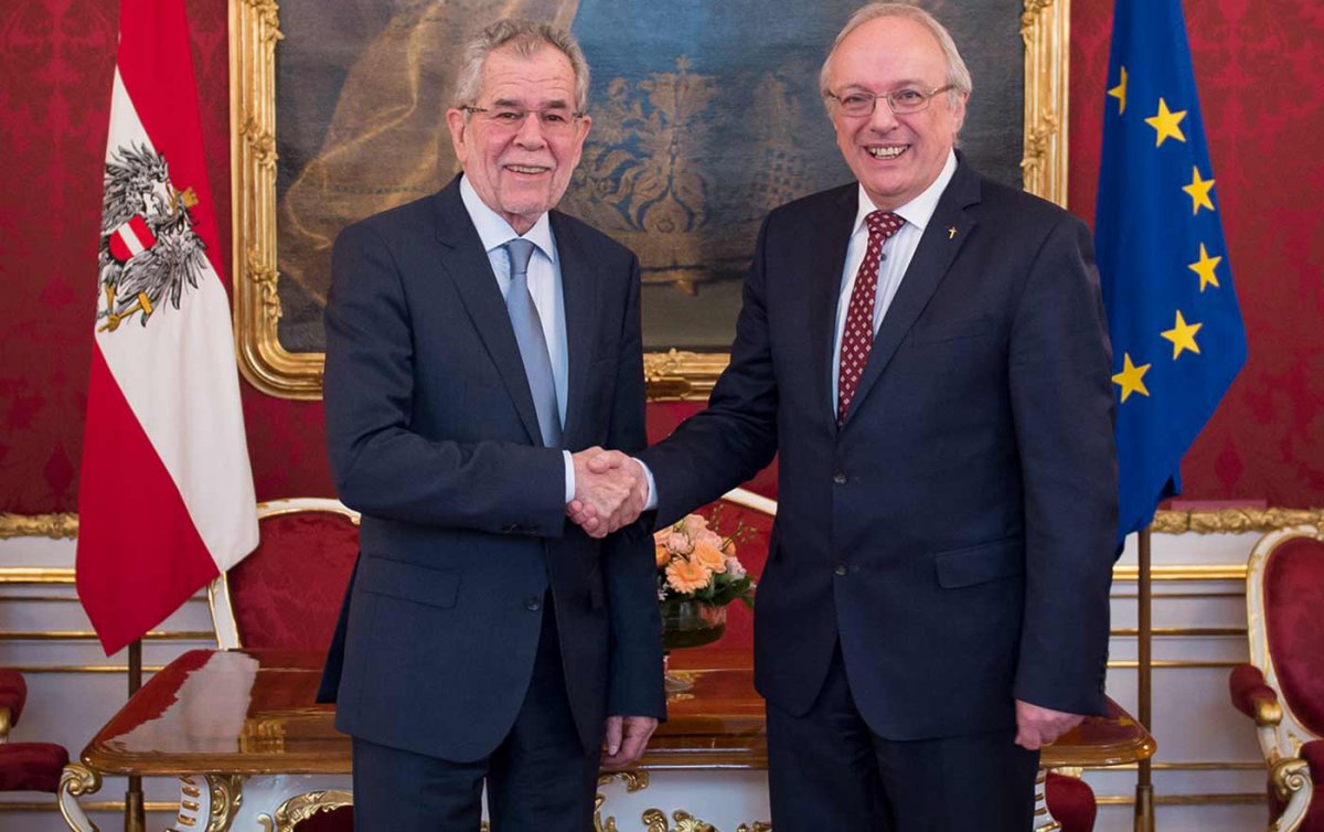 Bundespräsident Alexander Van der Bellen empfängt Bischof Michael Bünker für ein erstes Gespräch in der Hofburg. Foto: CarinaKarlovits/HBF Bundespräsident Alexander Van der Bellen empfängt Bischof Michael Bünker für ein erstes Gespräch in der Hofburg. Foto: CarinaKarlovits/HBF