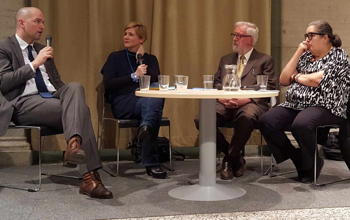 Menschenrechtsexperte Peter Kirchschläger, Moderatorin Barbara Krenn, Physiker Herbert Pietschmann und Rektorin Eva Blimlinger. Foto: epd / T. Dasek Menschenrechtsexperte Peter Kirchschläger, Moderatorin Barbara Krenn, Physiker Herbert Pietschmann und Rektorin Eva Blimlinger. Foto: epd / T. Dasek