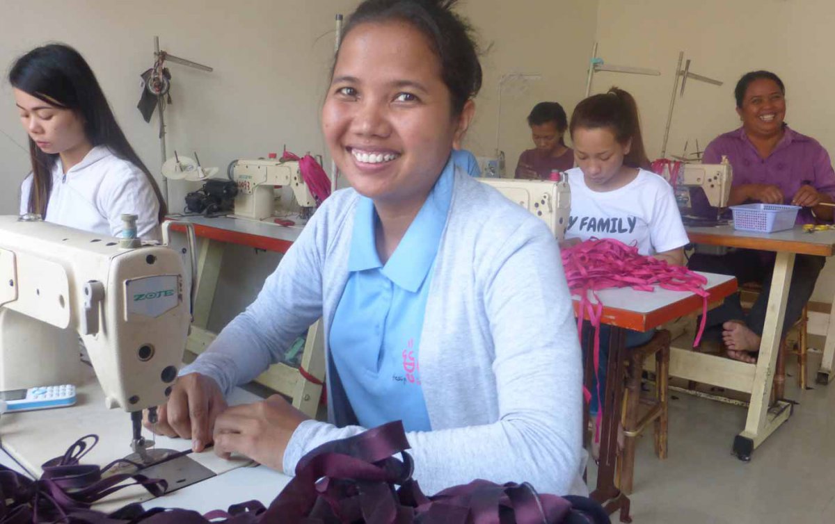 Gerechten Lohn und faire Arbeitsbedingungen fordern zahlreiche Stellungnahmen zum Weltfrauentag. Im Bild eine Nähwerkstatt in Kambodscha, die durch Brot für die Welt unterstützt wird. Foto: A. Kolodziejczyk Gerechten Lohn und faire Arbeitsbedingungen fordern zahlreiche Stellungnahmen zum Weltfrauentag. Im Bild eine Nähwerkstatt in Kambodscha, die durch Brot für die Welt unterstützt wird. Foto: A. Kolodziejczyk