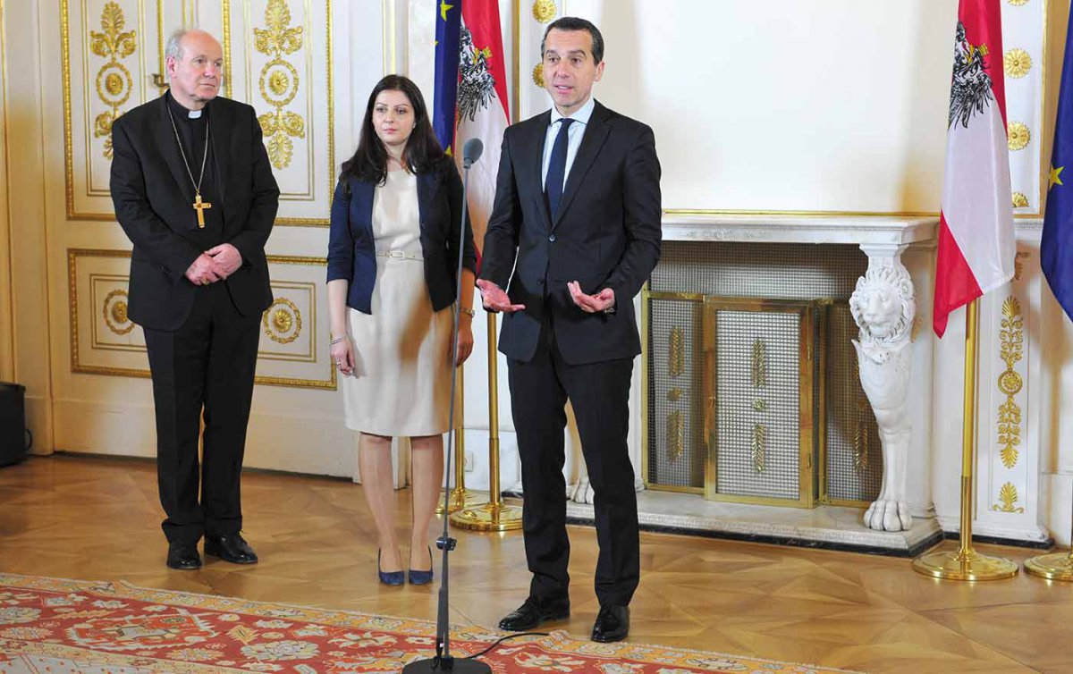 Vertreter von 16 Religionsgemeinschaften haben am Religionsgipfel im Kanzleramt teilgenommen. Im Bild Bundeskanzler Christian Kern, Staatssekretärin Muna Duzdar und Kardinal Christoph Schönborn beim Schlussstatement. Foto: epd / M. Uschmann Vertreter von 16 Religionsgemeinschaften haben am Religionsgipfel im Kanzleramt teilgenommen. Im Bild Bundeskanzler Christian Kern, Staatssekretärin Muna Duzdar und Kardinal Christoph Schönborn beim Schlussstatement. Foto: epd / M. Uschmann