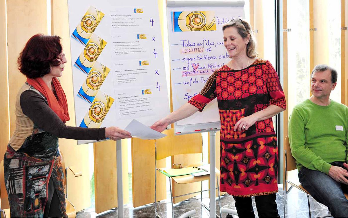 Erstmals stand das Thema Seelsorge im Mittelpunkt einer gesamtösterreichischen Tagung in Wien. Im Bild die Moderatorinnen Gudrun Steininger (Mitte) und Ulrike Schelander-Sertic. Foto: epd / M. Uschmann Erstmals stand das Thema Seelsorge im Mittelpunkt einer gesamtösterreichischen Tagung in Wien. Im Bild die Moderatorinnen Gudrun Steininger (Mitte) und Ulrike Schelander-Sertic. Foto: epd / M. Uschmann