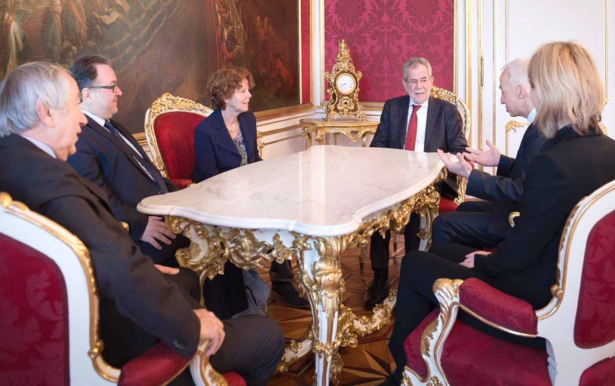 Am Tisch: v.l.n.r. Gerald Schöpfer (Rotes Kreuz), Michael Chalupka (Diakonie), Margaretha Maleh (Ärzte ohne Grenzen), Alexander van der Bellen, Michael Landau (Caritas), Bettina Kirnbauer, außenpolitische Beraterin Van der Bellens. (Foto: Carina Karlovits Am Tisch: v.l.n.r. Gerald Schöpfer (Rotes Kreuz), Michael Chalupka (Diakonie), Margaretha Maleh (Ärzte ohne Grenzen), Alexander van der Bellen, Michael Landau (Caritas), Bettina Kirnbauer, außenpolitische Beraterin Van der Bellens. (Foto: Carina Karlovits