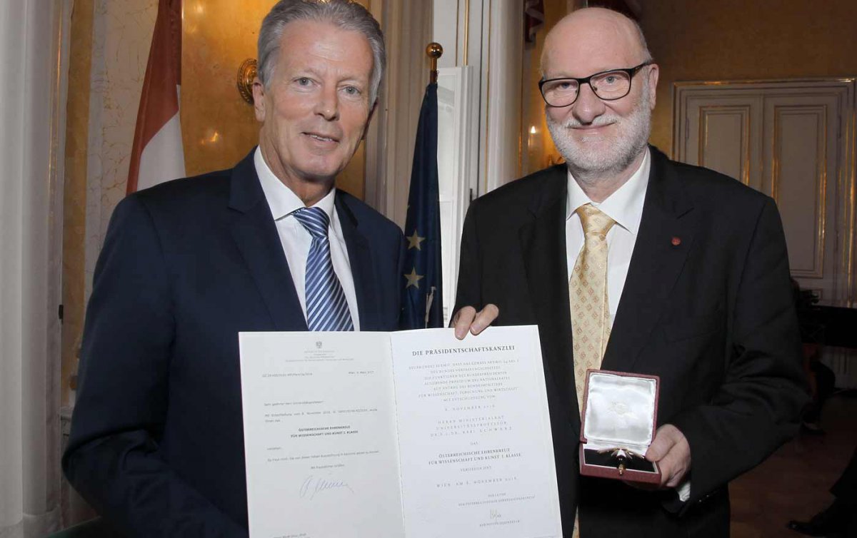 Der evangelische Kirchenhistoriker und Kirchenrechtler Karl Schwarz erhielt von Bundesminister Reinhold Mitterlehner das Österreichischen Ehrenkreuz für Wissenschaft und Kunst I. Klasse. (Foto: Willy Haslinger)