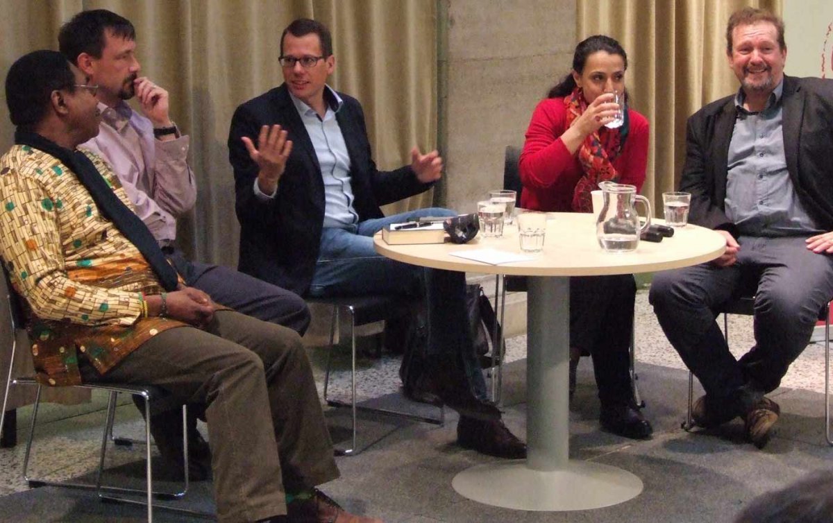 (v.l.n.r.:) Kojo Taylor, Lektor und Leiter des ‚Ghana Minstrel Choir‘, Viktor Kókai Nagy, Universitätsprofessor für reformierte Theologie in Debrecen, Christoph-Riedl-Daser, ORF-Journalist, Viola Raheb, Universitätsassistentin für Religionswissenschaft in (v.l.n.r.:) Kojo Taylor, Lektor und Leiter des ‚Ghana Minstrel Choir‘, Viktor Kókai Nagy, Universitätsprofessor für reformierte Theologie in Debrecen, Christoph-Riedl-Daser, ORF-Journalist, Viola Raheb, Universitätsassistentin für Religionswissenschaft in