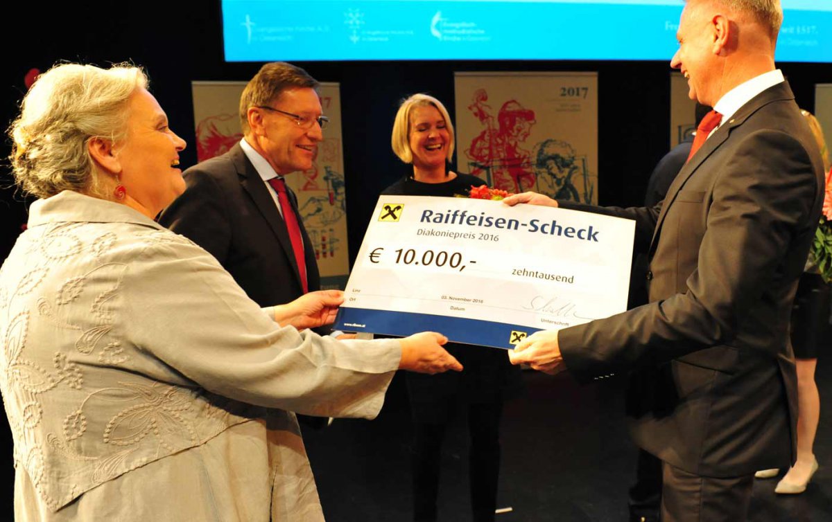Freude über den Diakoniepreis 2016: Thomas Haider von der RLB OÖ überreicht den Scheck über 10.000 Euro an die VertreterInnen der Hospizbewegung Kärnten. Foto: epd/Uschmann