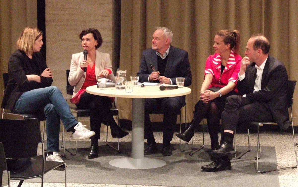 Über das Verhältnis zwischen Glaube und Beruf diskutierten die Journalistinnen Saskia Jungnikl, Renata Schmidtkunz, Julia Schnizlein und der Journalist Thomas Kramar (v.l.), in der Bildmitte Oberkirchenrat Karl Schiefermair, der das Gespräch moderierte. F Über das Verhältnis zwischen Glaube und Beruf diskutierten die Journalistinnen Saskia Jungnikl, Renata Schmidtkunz, Julia Schnizlein und der Journalist Thomas Kramar (v.l.), in der Bildmitte Oberkirchenrat Karl Schiefermair, der das Gespräch moderierte. F