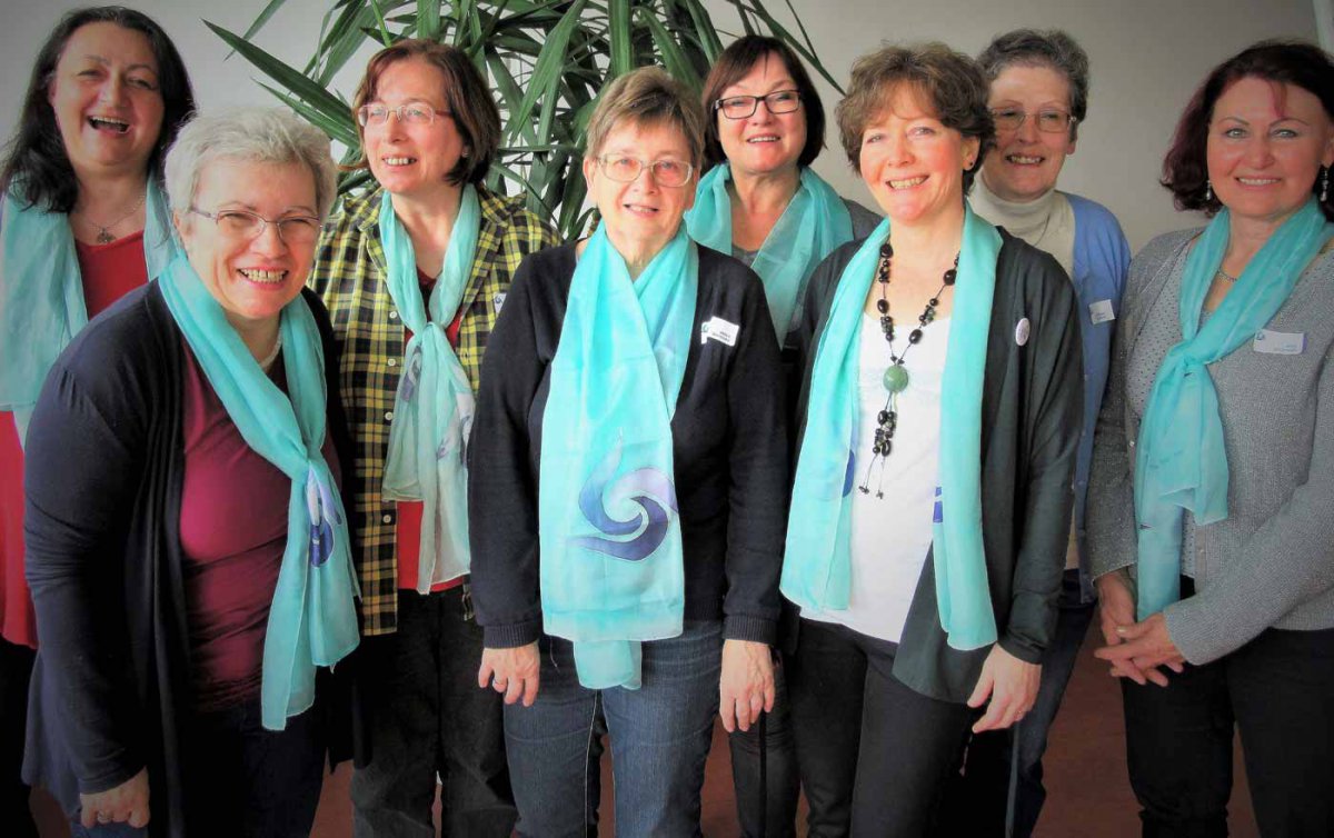 Das neue EFA-Leitungsteam (v.l.): Roberta Zelenka, Gerti Rohrmoser, Brunhilde Kuprian, Erika Schwarz, Antje Baumgartner, Ute Kolck-Thudt, Dorothea Seiferth und Rosi Neubauer. (Foto: EFA) Das neue EFA-Leitungsteam (v.l.): Roberta Zelenka, Gerti Rohrmoser, Brunhilde Kuprian, Erika Schwarz, Antje Baumgartner, Ute Kolck-Thudt, Dorothea Seiferth und Rosi Neubauer. (Foto: EFA)