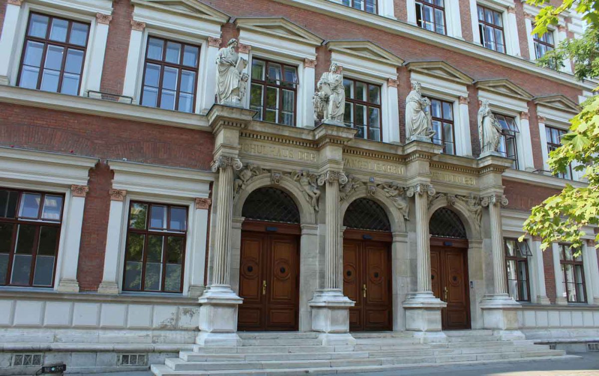 ^Auch der letze Abend der Gesprächsreihe zum Reformationsjubiläum findet wieder in der Evangelischen Schule am Karlsplatz statt. Foto: wikimedia/dguendel Auch der letze Abend der Gesprächsreihe zum Reformationsjubiläum findet wieder in der Evangelischen Schule am Karlsplatz statt. Foto: wikimedia/dguendel