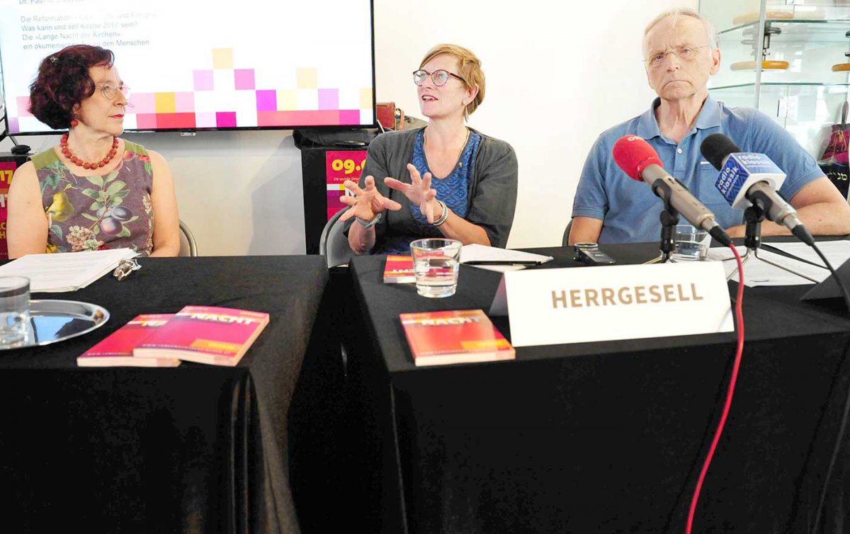 Moderatorin Ulrike Schelander-Sertic, Oberkirchenrätin Gerhild Herrgesell und der Pastoraltheologe Paul M. Zulehner bei der Auftaktpressekonferenz zur „Langen Nacht der Kirchen“ im Wiener Bibelzentrum. (Foto: epdÖ/M.Uschmann) Moderatorin Ulrike Schelander-Sertic, Oberkirchenrätin Gerhild Herrgesell und der Pastoraltheologe Paul M. Zulehner bei der Auftaktpressekonferenz zur „Langen Nacht der Kirchen“ im Wiener Bibelzentrum. (Foto: epdÖ/M.Uschmann)