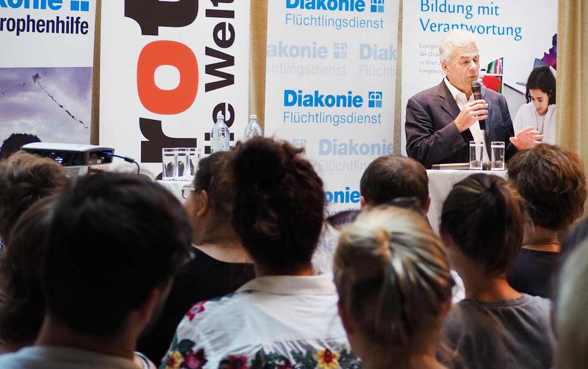 „Die Diakonie Eine Welt mit ihren zahlreichen Arbeitsgebieten ist im Jahr 2016 massiv gewachsen“, erklärte Diakonie Eine Welt-Rektor Michael Bubik bei der Präsentation des Nachhaltigkeitsberichts in Wien. (Foto: Diakonie Eine Welt) „Die Diakonie Eine Welt mit ihren zahlreichen Arbeitsgebieten ist im Jahr 2016 massiv gewachsen“, erklärte Diakonie Eine Welt-Rektor Michael Bubik bei der Präsentation des Nachhaltigkeitsberichts in Wien. (Foto: Diakonie Eine Welt)