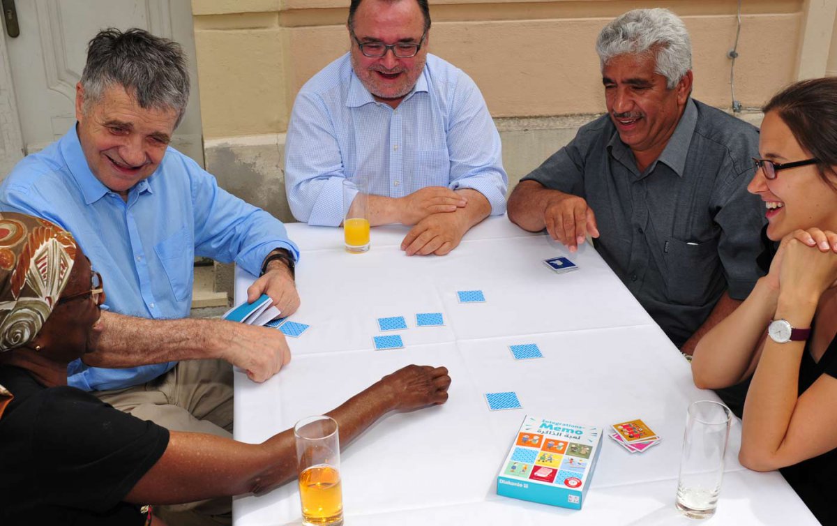 Das neue „Integrations-Memo“-Spiel funktioniert wie ein handelsübliches Memory-Spiel, jedoch mit einem wesentlichen Mehrwert: Neben dem spielerischen Erlernen der deutschen Sprache sind es vor allem die originellen Sichtweisen auf das Leben in Österreic Das neue „Integrations-Memo“-Spiel funktioniert wie ein handelsübliches Memory-Spiel, jedoch mit einem wesentlichen Mehrwert: Neben dem spielerischen Erlernen der deutschen Sprache sind es vor allem die originellen Sichtweisen auf das Leben in Österreic