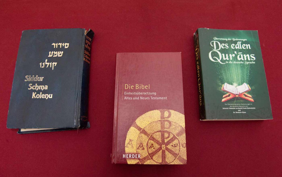Die Heiligen Schriften der drei abrahamitischen Religionen müssen in heutigen theologischen Entwürfen ebenso berücksichtigt werden wie die Verfassungen der Länder, in denen Christen, Juden und Muslime leben, betont die katholische Theologin Irmtraud Fisch