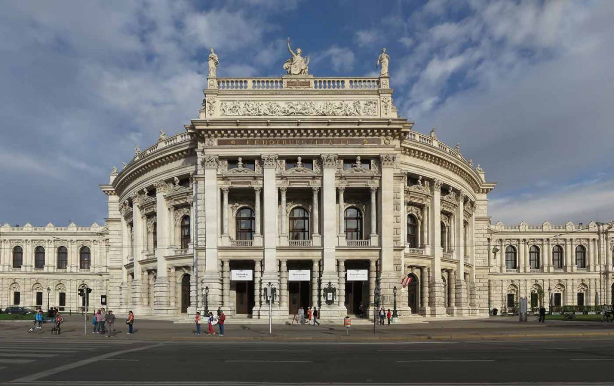 „Wie steht es um die Verantwortung in einer digital-globalen Welt?“ fragt die Diskussionsrunde mit Bischof Bünker im Burgtheater. Foto: wikimedia/Thomas Ledl „Wie steht es um die Verantwortung in einer digital-globalen Welt?“ fragt die Diskussionsrunde mit Bischof Bünker im Burgtheater. Foto: wikimedia/Thomas Ledl