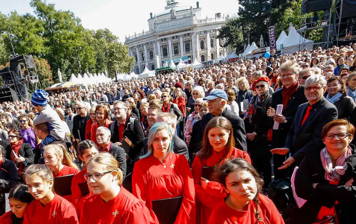 In mehreren TV-Beiträgen ist das große Fest am Rathausplatz zu sehen. Beeindruckende Bilder gibt es auf foto.evang.at. Foto: epd/C. Husar In mehreren TV-Beiträgen ist das große Fest am Rathausplatz zu sehen. Beeindruckende Bilder gibt es auf foto.evang.at. Foto: epd/C. Husar