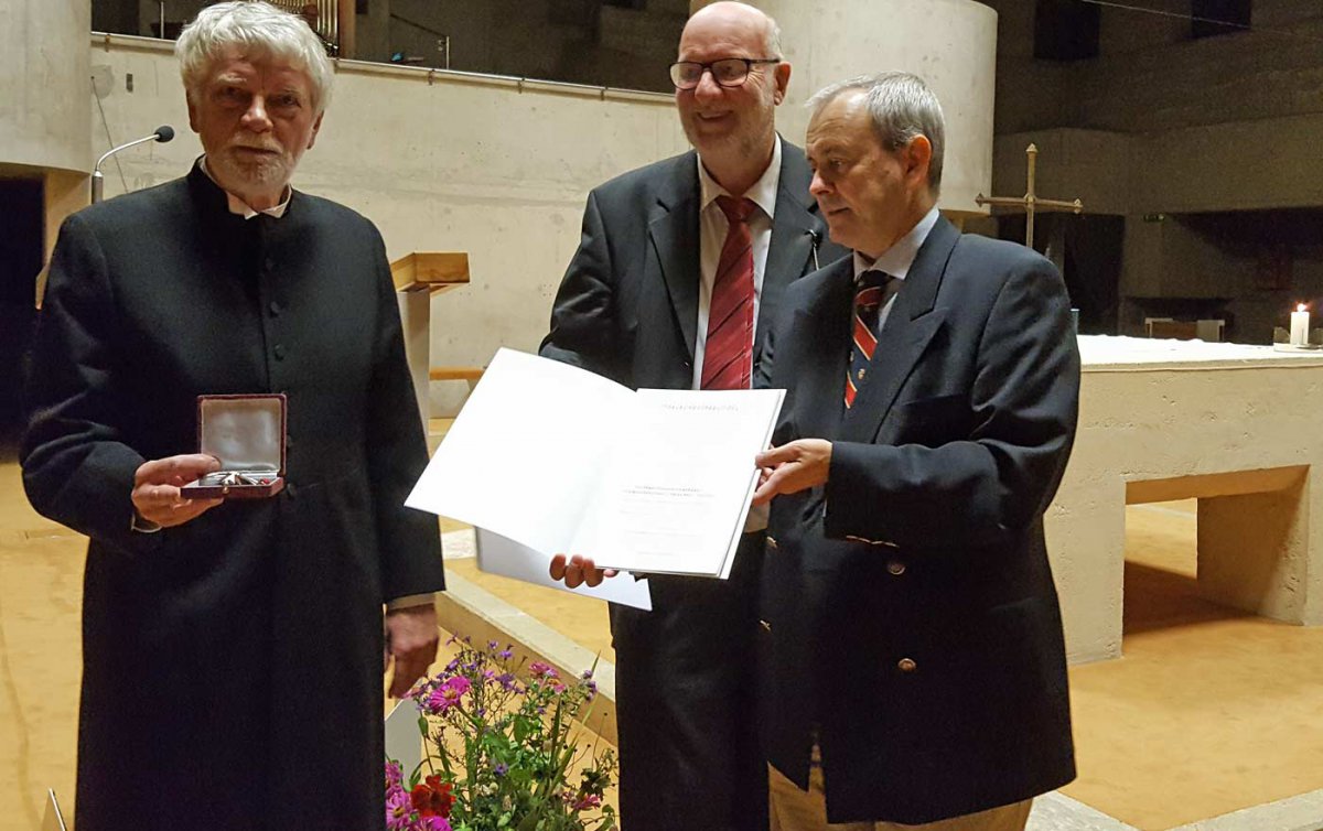 Bei der Verleihung in der Wiener Konzilsgedächtniskirche: Der Auszeichnungsträger Walter Fleischmann-Bisten, Ministerialrat Karl Schwarz und der Leiter des Kultusamtes Oliver Henhapel (v.l.n.r.). Foto: epd/T. Dasek. Bei der Verleihung in der Wiener Konzilsgedächtniskirche: Der Auszeichnungsträger Walter Fleischmann-Bisten, Ministerialrat Karl Schwarz und der Leiter des Kultusamtes Oliver Henhapel (v.l.n.r.). Foto: epd/T. Dasek.