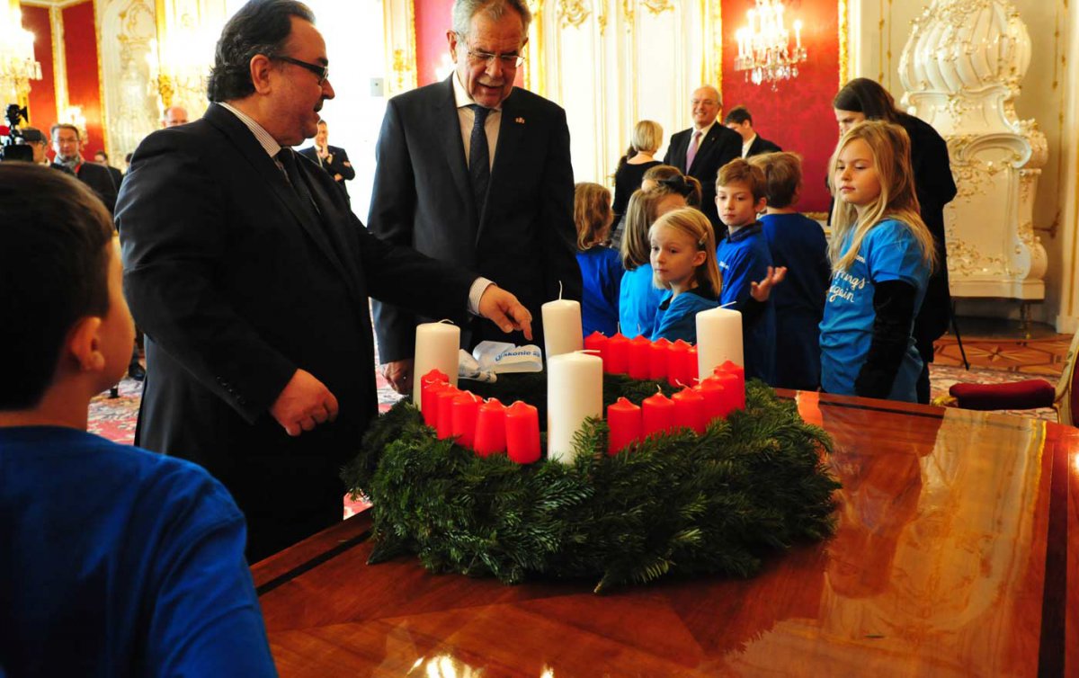 Bundespräsident Alexander Van der Bellen (Mitte) freute sich über den Adventkranz von Diakonie-Direktor Michael Chalupka und die musikalische Begleitung des Kinderchors der Johann Sebastian Bach Musikschule. Foto: epd/M. Uschmann Bundespräsident Alexander Van der Bellen (Mitte) freute sich über den Adventkranz von Diakonie-Direktor Michael Chalupka und die musikalische Begleitung des Kinderchors der Johann Sebastian Bach Musikschule. Foto: epd/M. Uschmann