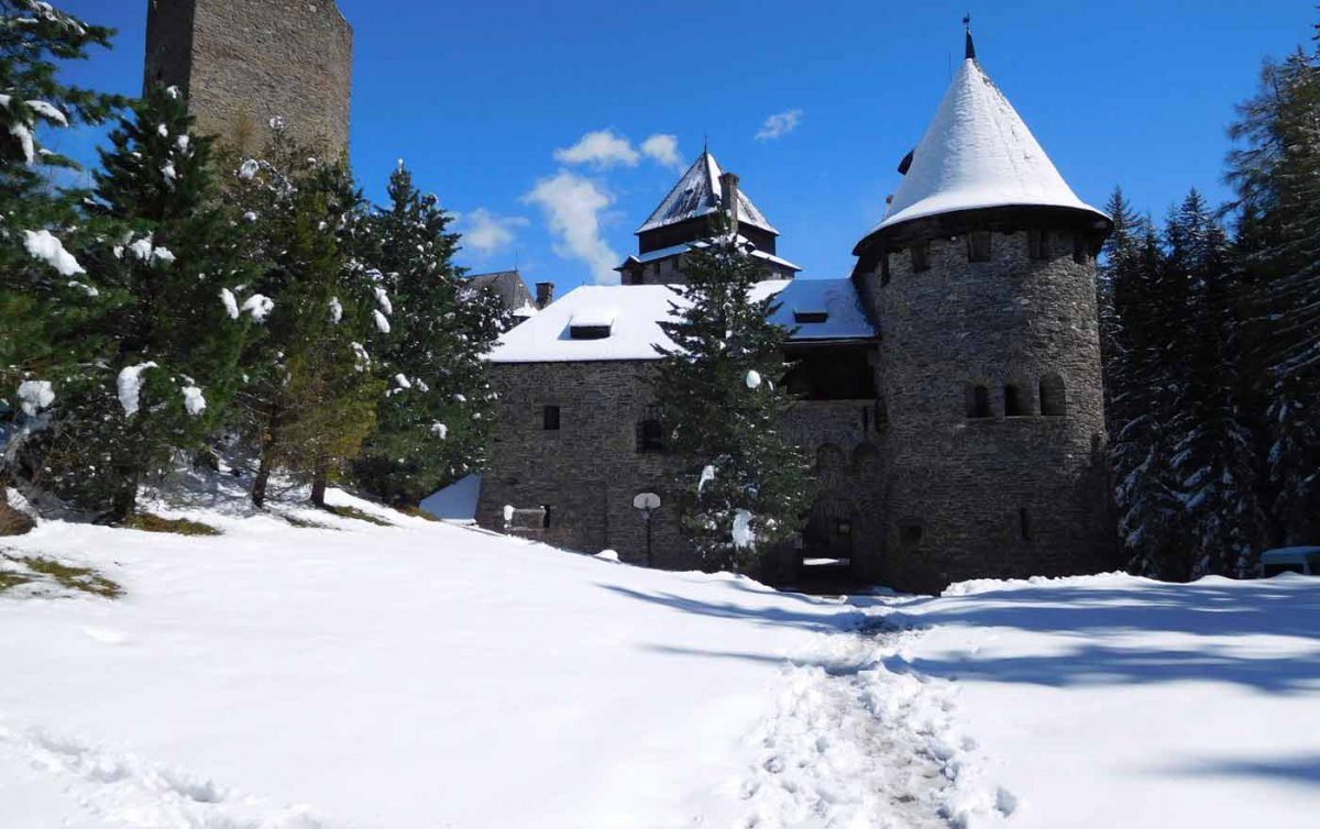 Die Burg Finstergrün im Winterschlaf: Über shop2help.net kann die Erlebnisburg zu Weihnachten unterstützt werden. Foto: M. Dufek Die Burg Finstergrün im Winterschlaf: Über shop2help.net kann die Erlebnisburg zu Weihnachten unterstützt werden. Foto: M. Dufek
