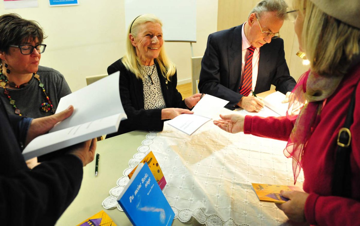 Präsentierten ihre neuen Bücher: Die ehemalige Gefangenenseelsorgerin Gerlinde Horn (Mitte) und der frühere Wiener Superintendent Werner Horn mit der Kärntner Lyrikerin Katharina Kaufmann (links). Foto: epd/M. Uschmann Präsentierten ihre neuen Bücher: Die ehemalige Gefangenenseelsorgerin Gerlinde Horn (Mitte) und der frühere Wiener Superintendent Werner Horn mit der Kärntner Lyrikerin Katharina Kaufmann (links). Foto: epd/M. Uschmann
