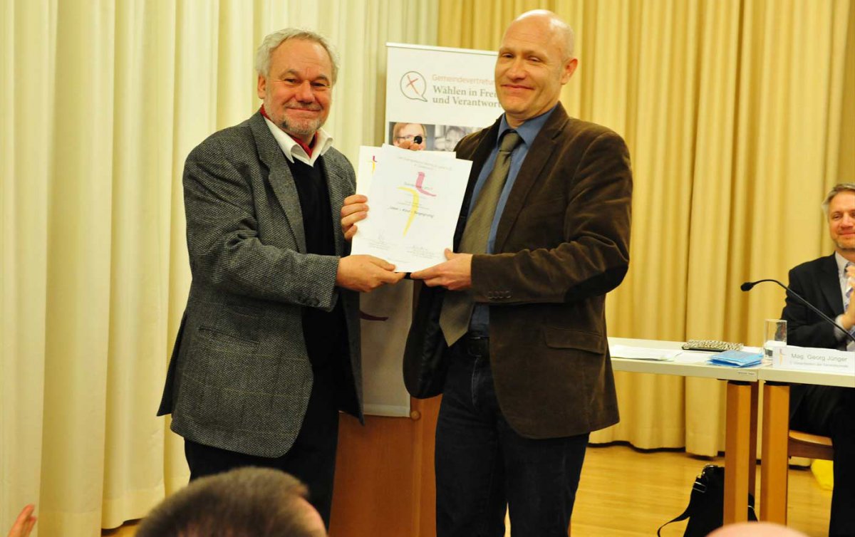 Gefängnisseelsorger Matthias Geist (re.) erhielt von Oberkirchenrat Karl Schiefermair den Diakonie-Sonderpreis überreicht. Foto: epd/M. Uschmann Gefängnisseelsorger Matthias Geist (re.) erhielt von Oberkirchenrat Karl Schiefermair den Diakonie-Sonderpreis überreicht. Foto: epd/M. Uschmann