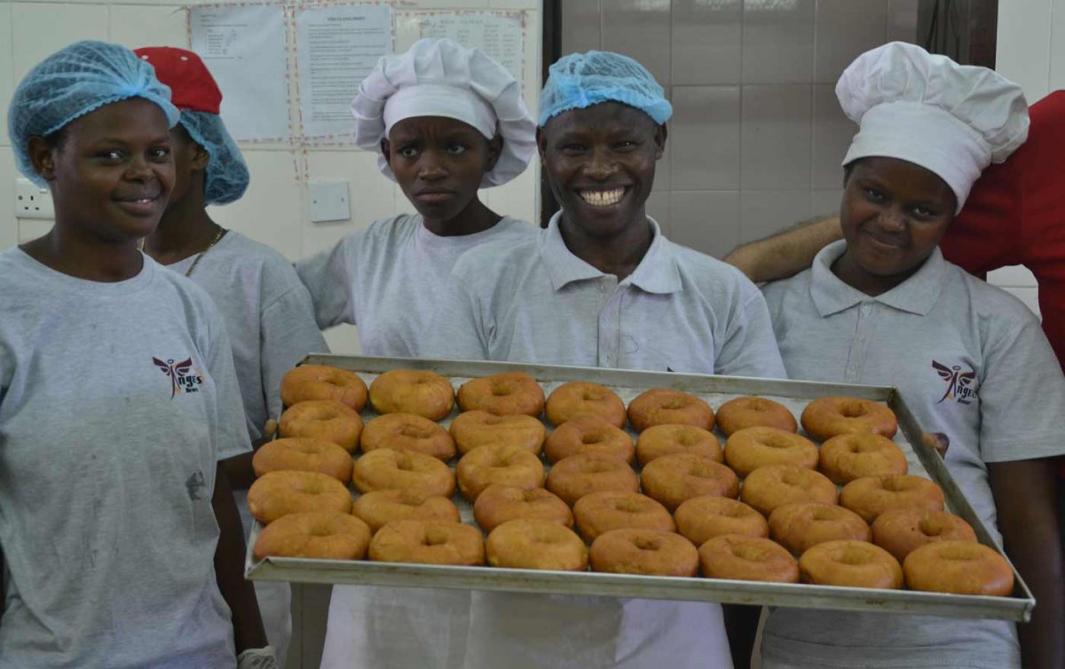Die Arbeit in der Bäckerei in Korogocho eröffnet Jugendlichen im Slum berufliche Perspektiven. Foto: Brot für die Welt Die Arbeit in der Bäckerei in Korogocho eröffnet Jugendlichen im Slum berufliche Perspektiven. Foto: Brot für die Welt