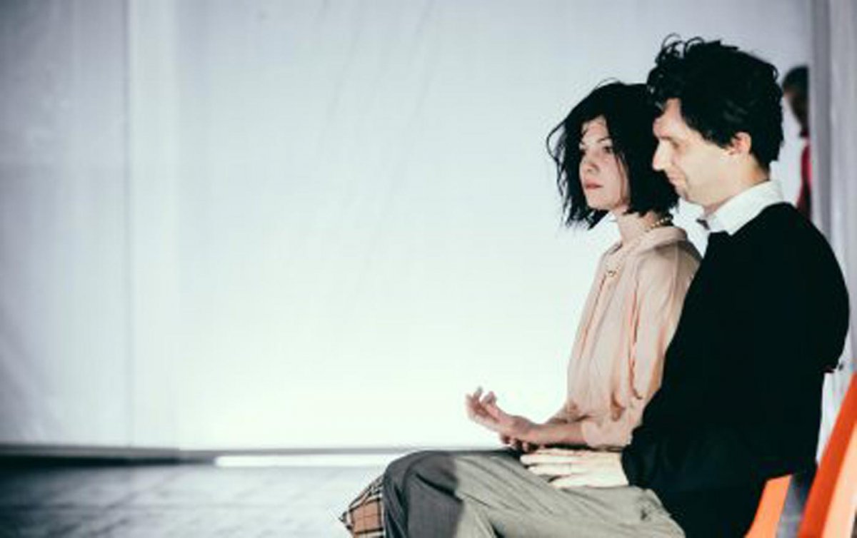 Glänzen in ihren Rollen: Nadine Quittner und Jan Thümer. Foto: www.lupispuma.com/Volkstheater Glänzen in ihren Rollen: Nadine Quittner und Jan Thümer. Foto: www.lupispuma.com/Volkstheater