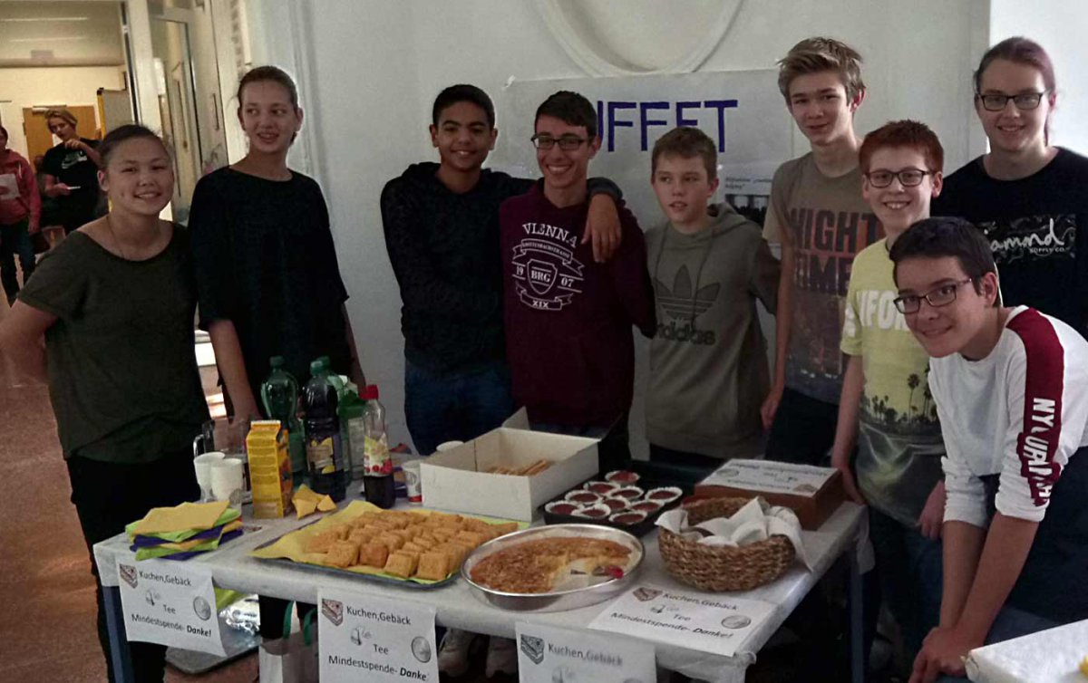 Schülerinnen und Schüler des BRG19 in Wien-Döbling sammelten mit einem Buffet Spenden für die Flüchtlingsarbeit von Kirchen im Bezirk. Foto: BRG19/Walter Pobaschnig Schülerinnen und Schüler des BRG19 in Wien-Döbling sammelten mit einem Buffet Spenden für die Flüchtlingsarbeit von Kirchen im Bezirk. Foto: BRG19/Walter Pobaschnig