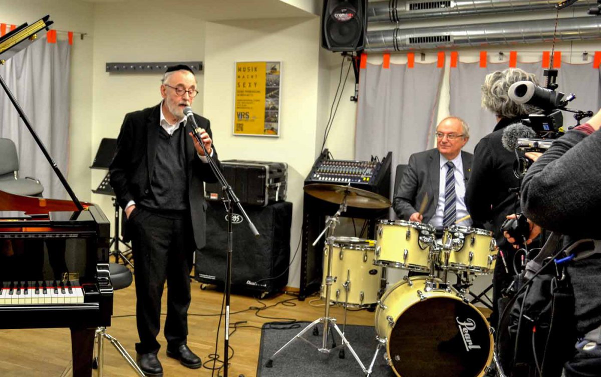 Musizieren gemeinsam in "kreuz und quer": Rabbiner Paul Chaim Eisenberg (l.) und Bischof Michael Bünker. Foto: ORF/Tausend Rosen. Musizieren gemeinsam in "kreuz und quer": Rabbiner Paul Chaim Eisenberg (l.) und Bischof Michael Bünker. Foto: ORF/Tausend Rosen.