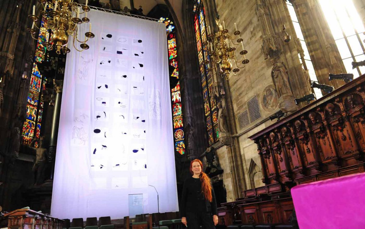 Die aus Kärnten stammende evangelische Künstlerin Lisa Huber vor dem von ihr gestalteten Fastentuch im Wiener Stephansdom. Foto: epd/M. Uschmann Die aus Kärnten stammende evangelische Künstlerin Lisa Huber vor dem von ihr gestalteten Fastentuch im Wiener Stephansdom. Foto: epd/M. Uschmann