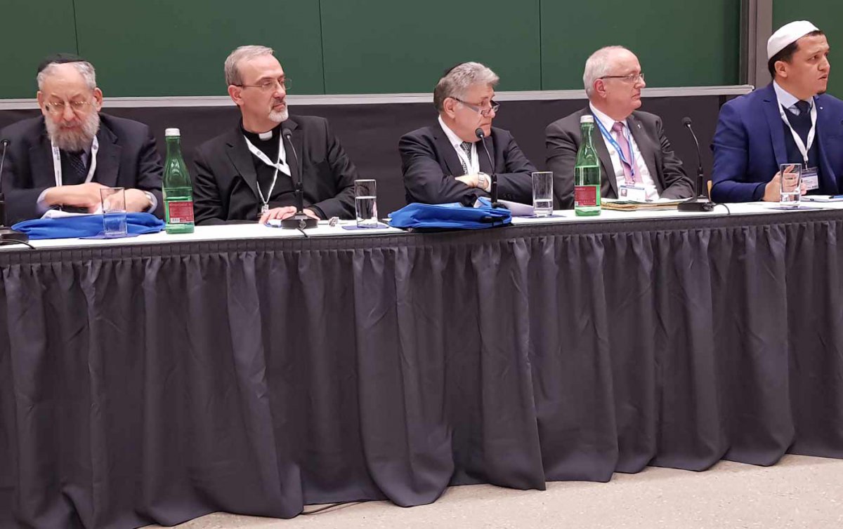 Diskutierten die lange Geschichte des Antisemitismus in den abrahamitischen Religionen: der französische Imam Hassen Chalghoumi, Bischof Michael Bünker, der argentinische Rabbiner Abraham Skorka und der italienische Erzbischof Pierbattista Pizzaballa (v.r Diskutierten die lange Geschichte des Antisemitismus in den abrahamitischen Religionen: der französische Imam Hassen Chalghoumi, Bischof Michael Bünker, der argentinische Rabbiner Abraham Skorka und der italienische Erzbischof Pierbattista Pizzaballa (v.r