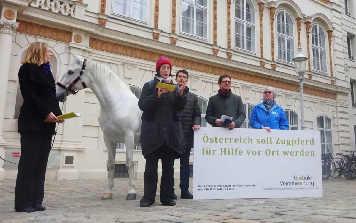 NGO-VertreterInnen vor dem Außenministerium. v.l.: Annelies Vilim (AG Globale Verantwortung), Anja Appel (Koordinierungsstelle der Österreichischen Bischofskonferenz), Walter Hajek (Österreichisches Rotes Kreuz), Christoph Schweifer (Caritas Österreich), 
