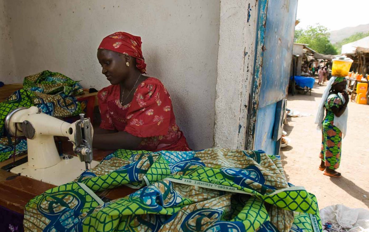 Die Nähwerkstatt in Duala bietet Mädchen und jungen Frauen die Chance auf eine Ausbildung. Foto: Brot für die Welt/Christoph Püschner