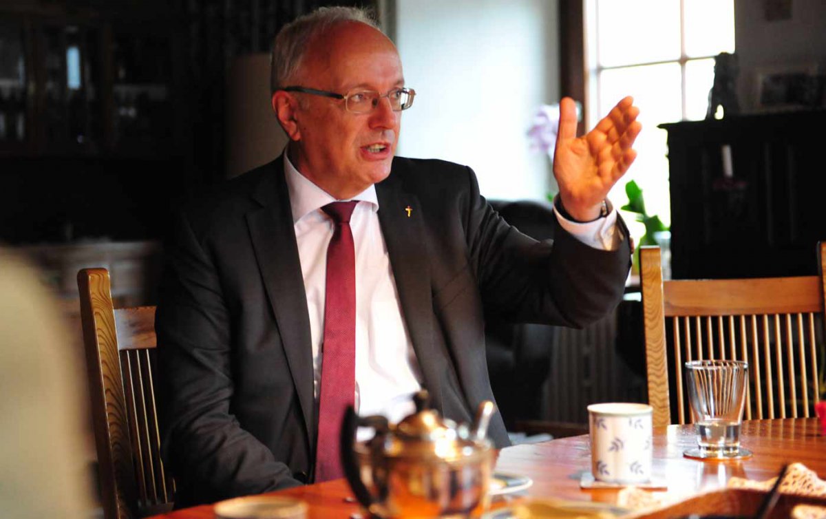 „Es entsteht der Eindruck, dass die Mehrausgaben vor allem denen zugutekommen, denen es ohnehin im Vergleich besser geht“ - Bischof Michael Bünker zu den Sparplänen der Regierung. Foto: epd/M. Uschmann