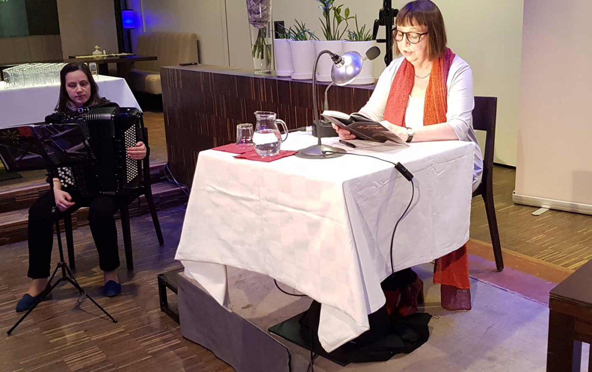 Verbindet in ihrem Roman Tatsächliches mit Erfundenem: die Autorin Ljuba Arnautović. Foto: epd/Michael Windisch Verbindet in ihrem Roman Tatsächliches mit Erfundenem: die Autorin Ljuba Arnautović. Foto: epd/Michael Windisch
