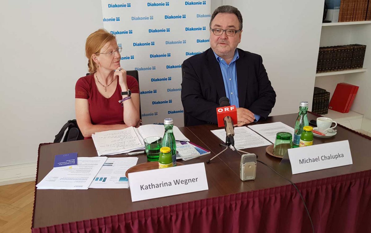 Katharina Wegner, Europaexpertin der Diakonie Deutschland, und Diakonie-Direktor Michael Chalupka formulierten Forderungen für den im Juli beginnenden EU-Ratsvorsitz Österreichs. Foto: epd/Michael Windisch Katharina Wegner, Europaexpertin der Diakonie Deutschland, und Diakonie-Direktor Michael Chalupka formulierten Forderungen für den im Juli beginnenden EU-Ratsvorsitz Österreichs. Foto: epd/Michael Windisch