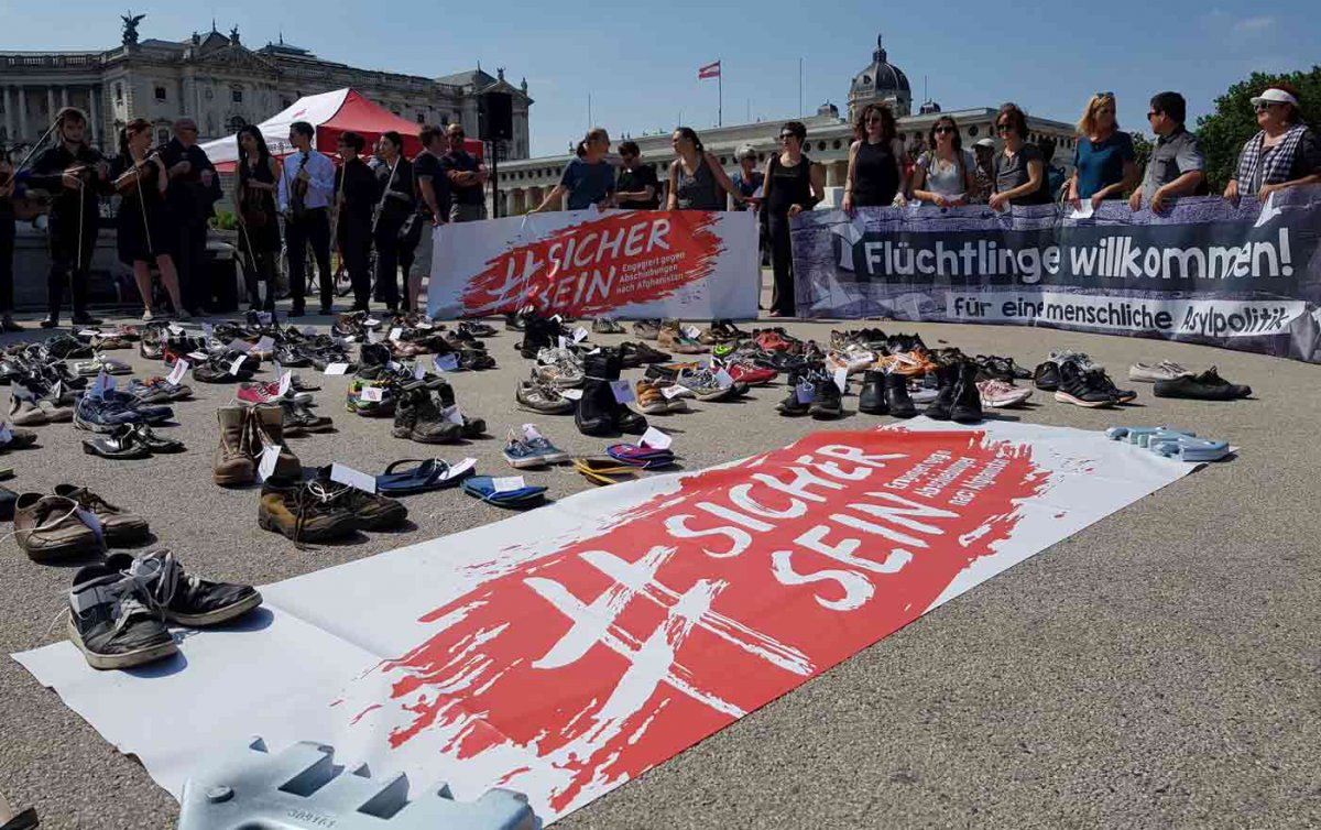 Die zurückgelassenen Schuhe vor dem Parlament am Heldenplatz erinnerten an das Schicksal der Flüchtlinge aus Afghanistan. Foto: epd/Michael Windisch Die zurückgelassenen Schuhe vor dem Parlament am Heldenplatz erinnerten an das Schicksal der Flüchtlinge aus Afghanistan. Foto: epd/Michael Windisch