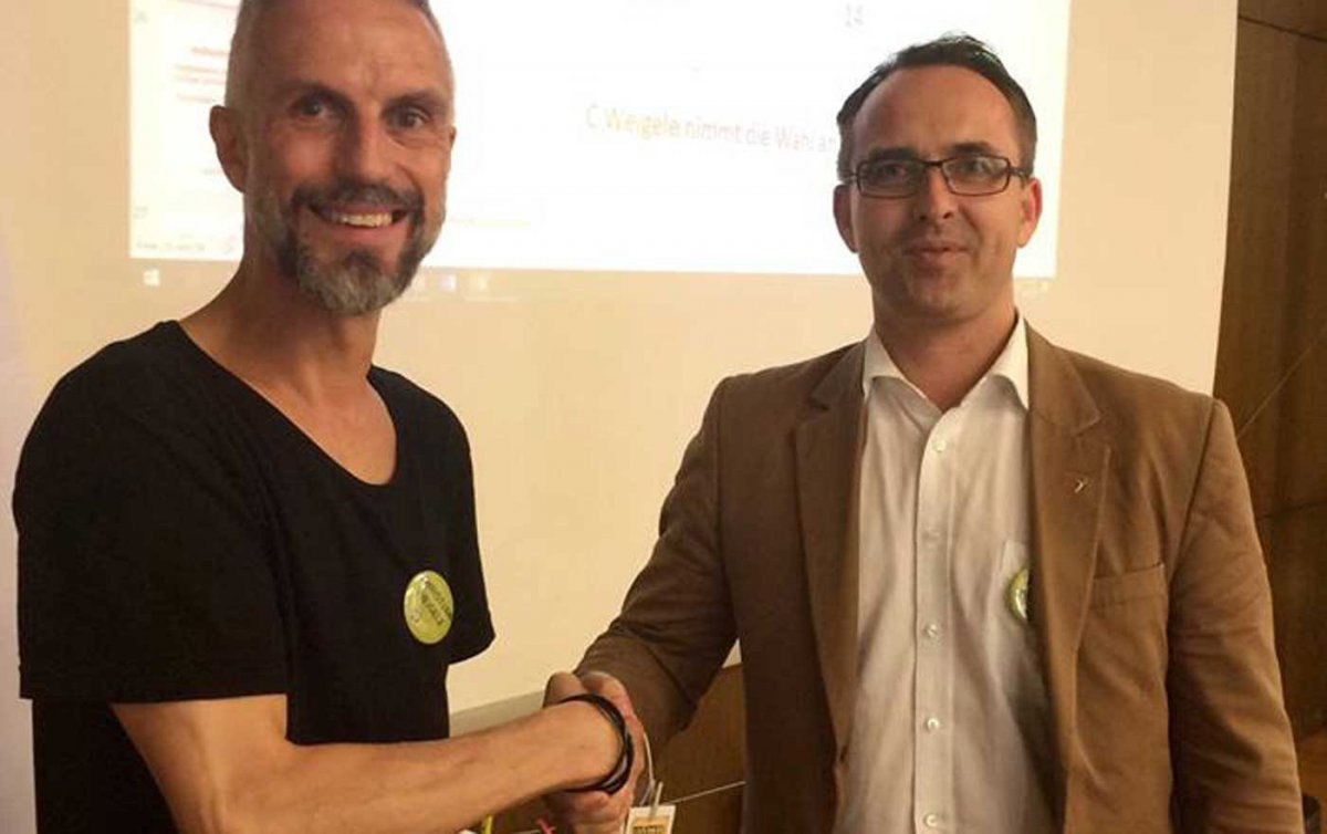 Christian Weigele (l.) folgt Ulrich Böheim als Vorsitzender der Evangelischen Jugend Österreich nach. Foto: EJÖ Christian Weigele (l.) folgt Ulrich Böheim als Vorsitzender der Evangelischen Jugend Österreich nach. Foto: EJÖ