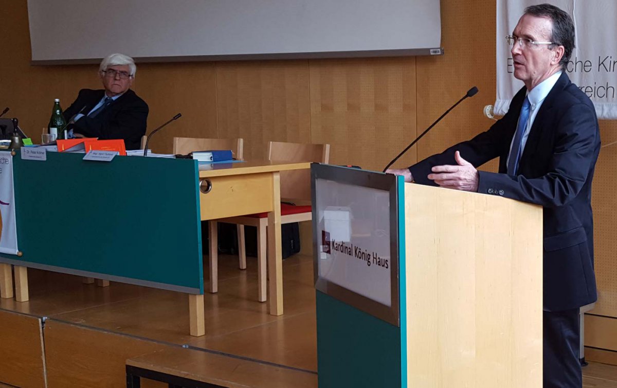Synodenpräsident Krömer (re.): Gesetzgeber sollte die in der Menschenrechtskonvention verbriefte Gedanken-, Gewissens- und Religionsfreiheit im Auge haben. Foto: epd/Uschmann Synodenpräsident Krömer (re.): Gesetzgeber sollte die in der Menschenrechtskonvention verbriefte Gedanken-, Gewissens- und Religionsfreiheit im Auge haben. Foto: epd/Uschmann