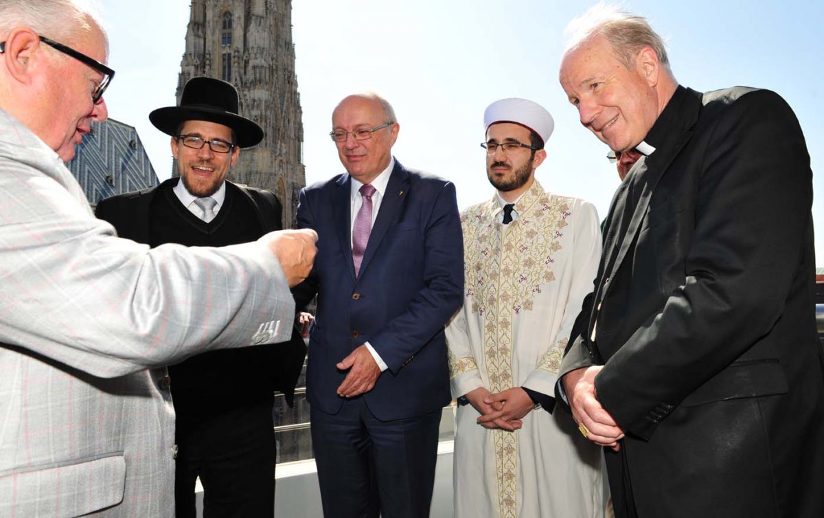 Auf Initiative von Christian Konrad unterzeichneten Gemeinderabbiner Hofmeister, Bischof Bünker, IGGÖ-Präsident Olgun und Kardinal Schönborn (v.l.) die gemeinsame Erklärung zum Weltflüchtlingstag. Foto: epd/Uschmann